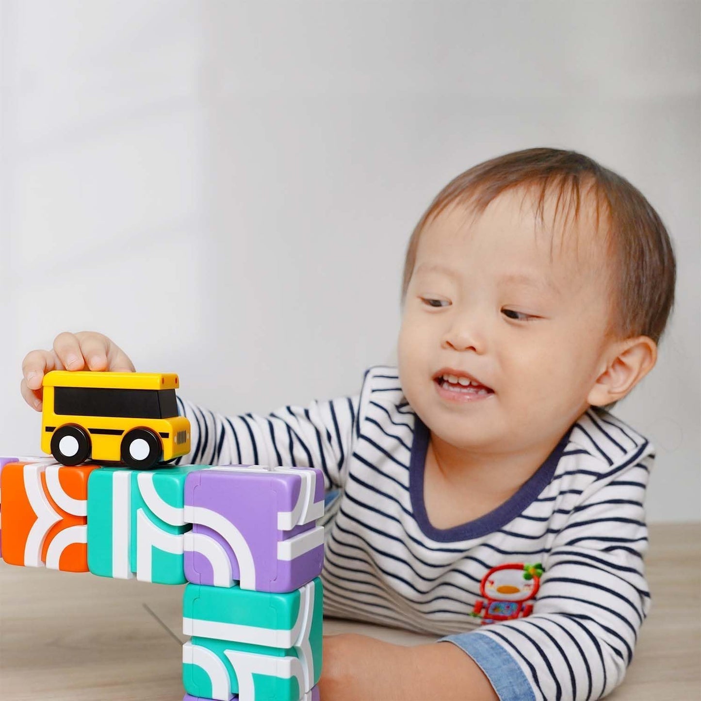 3D colored magnetic building blocks build educational STEM toys